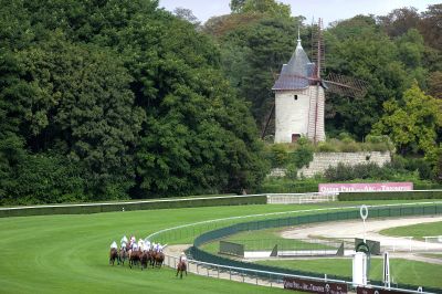 Com 5 milhões de euros de bolsa, Arc, em Longchamp, será a prova de grama de maior dotação. Em 2016, será corrido em Chantilly