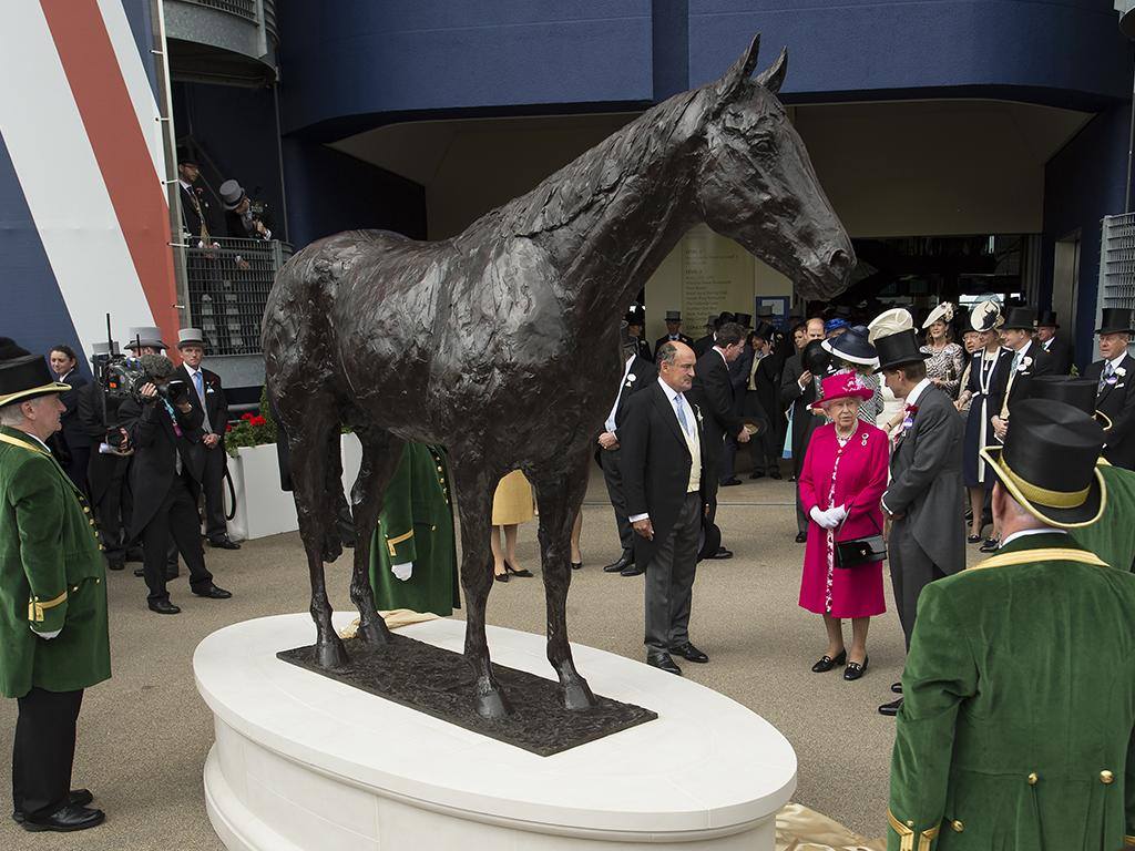 Estátua de Frankel é inaugurada pela Rainha hoje em Ascot