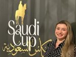 Veja, AO VIVO, Victoria Mota participando do Torneio de Jóqueis da Saudi Cup